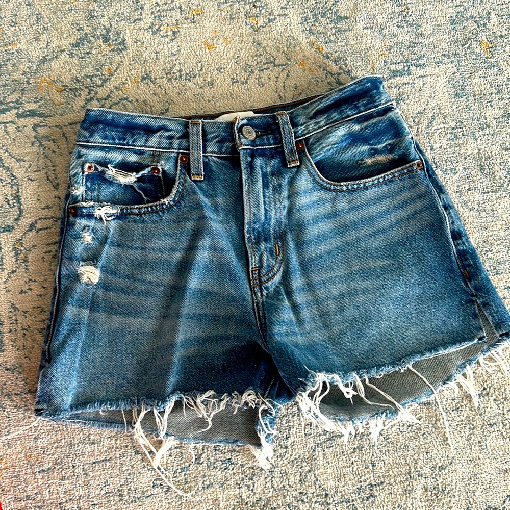Women’s Abercrombie and fitch mid rise boyfriend short size 24/00